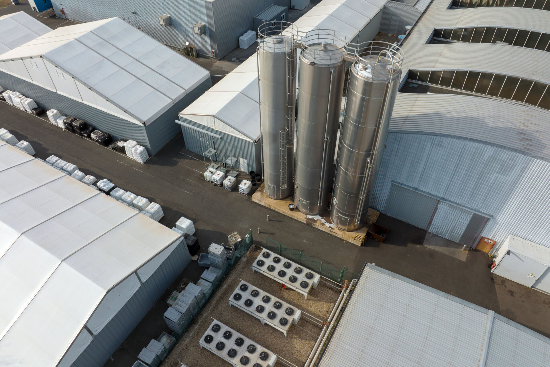 Coldcase commercial refrigeration facility with rooftop plant and storage silos