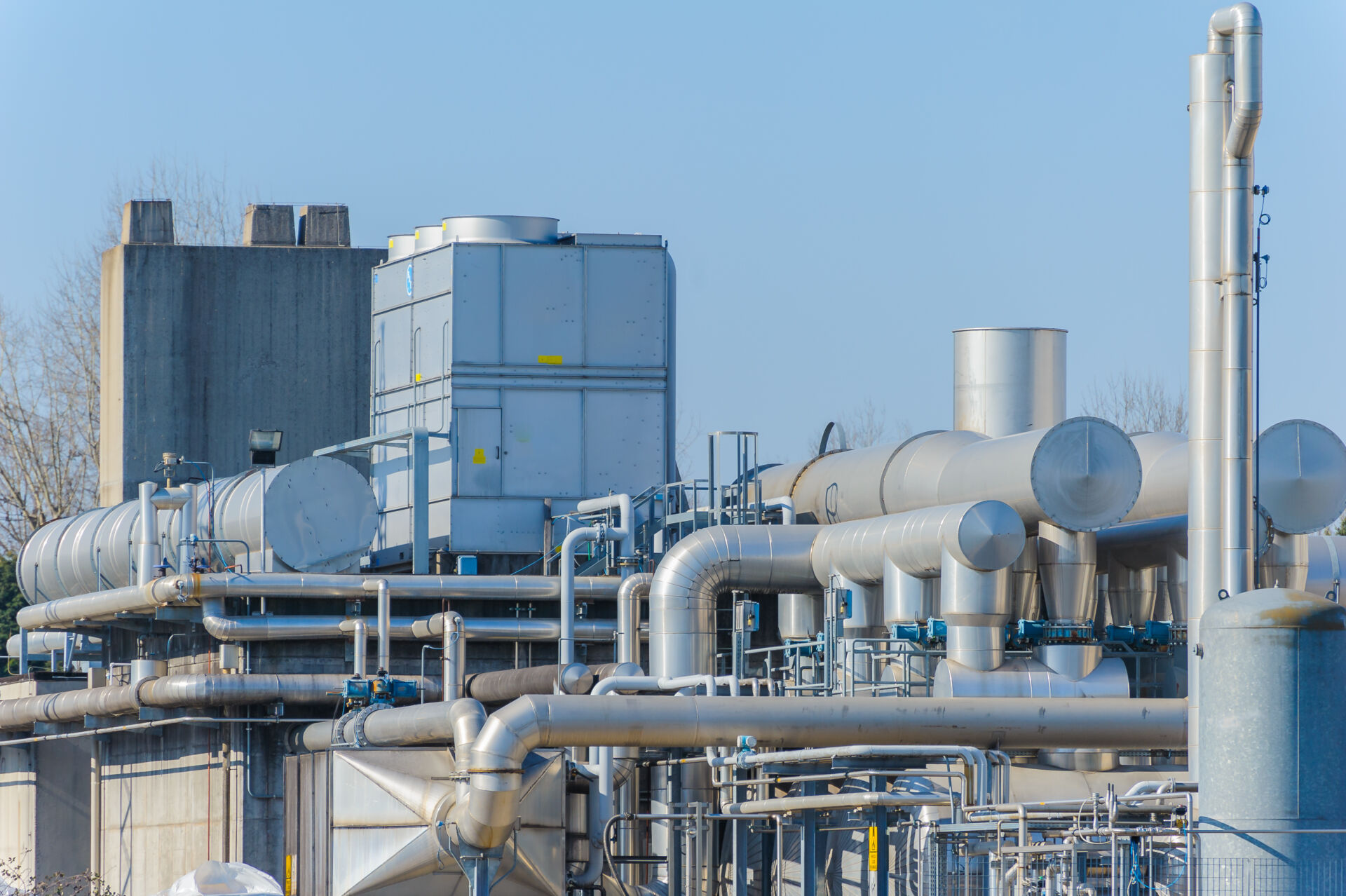 Coldcase rooftop refrigeration and process pipework at a commercial facility