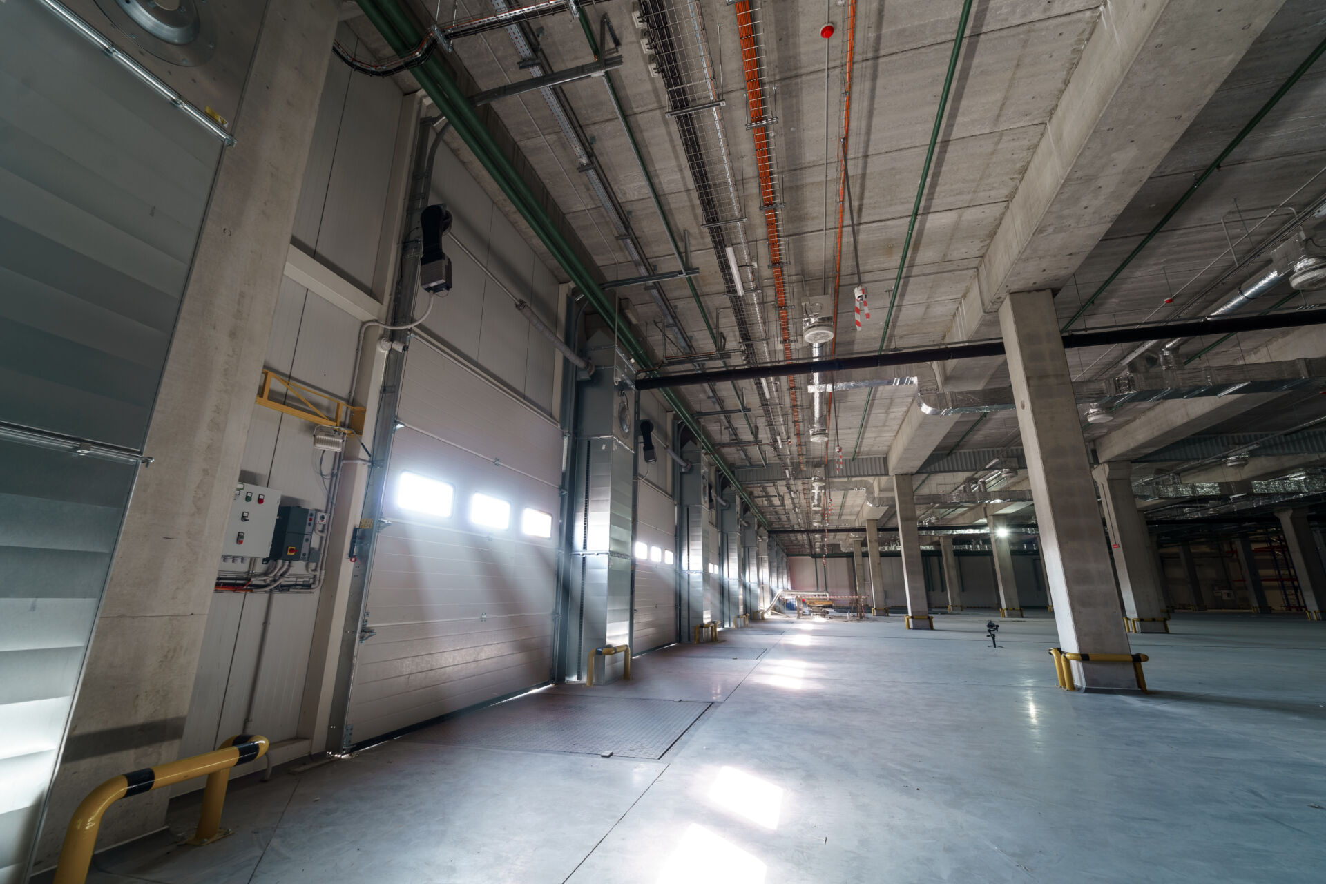Coldcase cold storage loading area with insulated doors and overhead service pipework