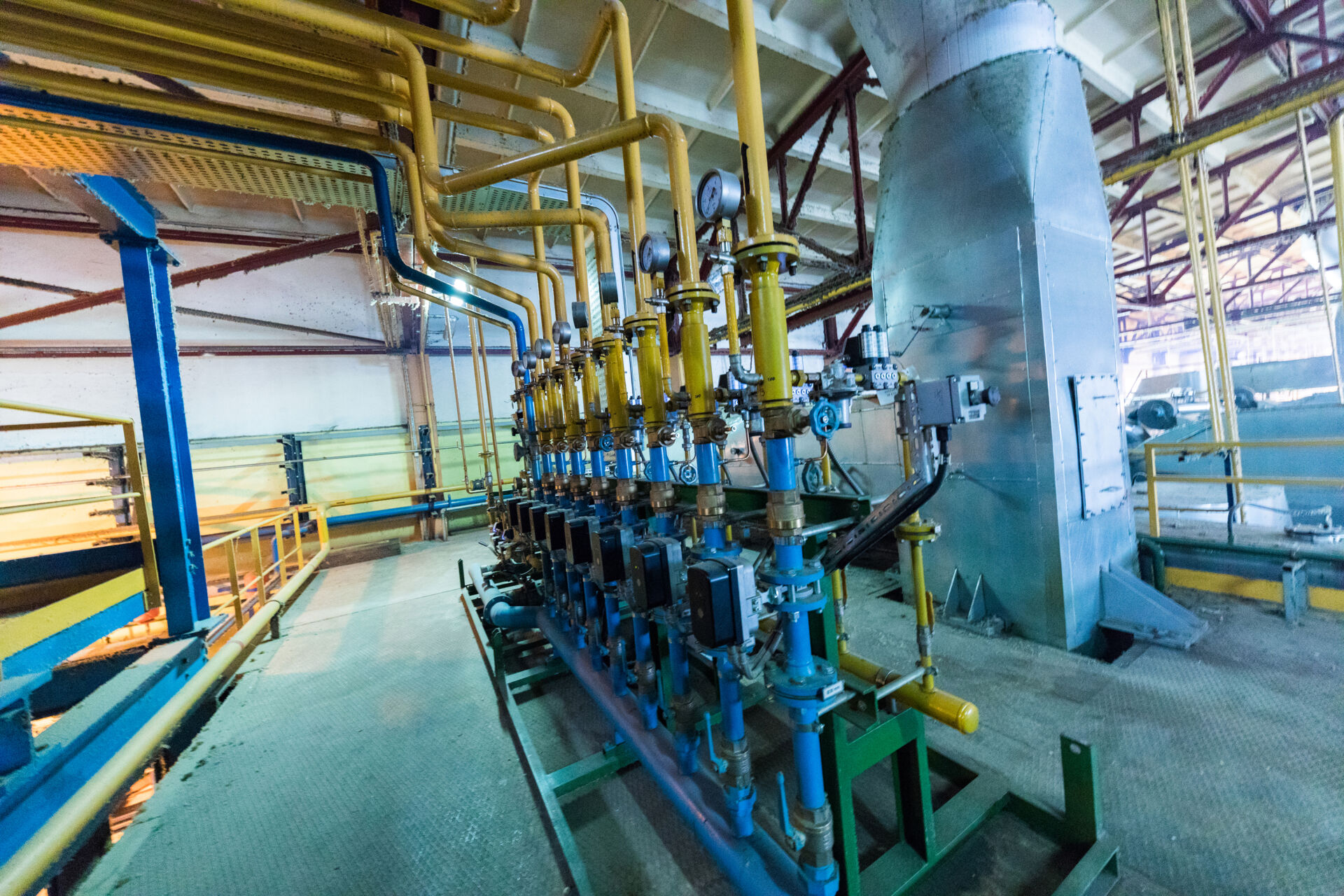 Coldcase industrial production facility with pipework and refrigeration service lines