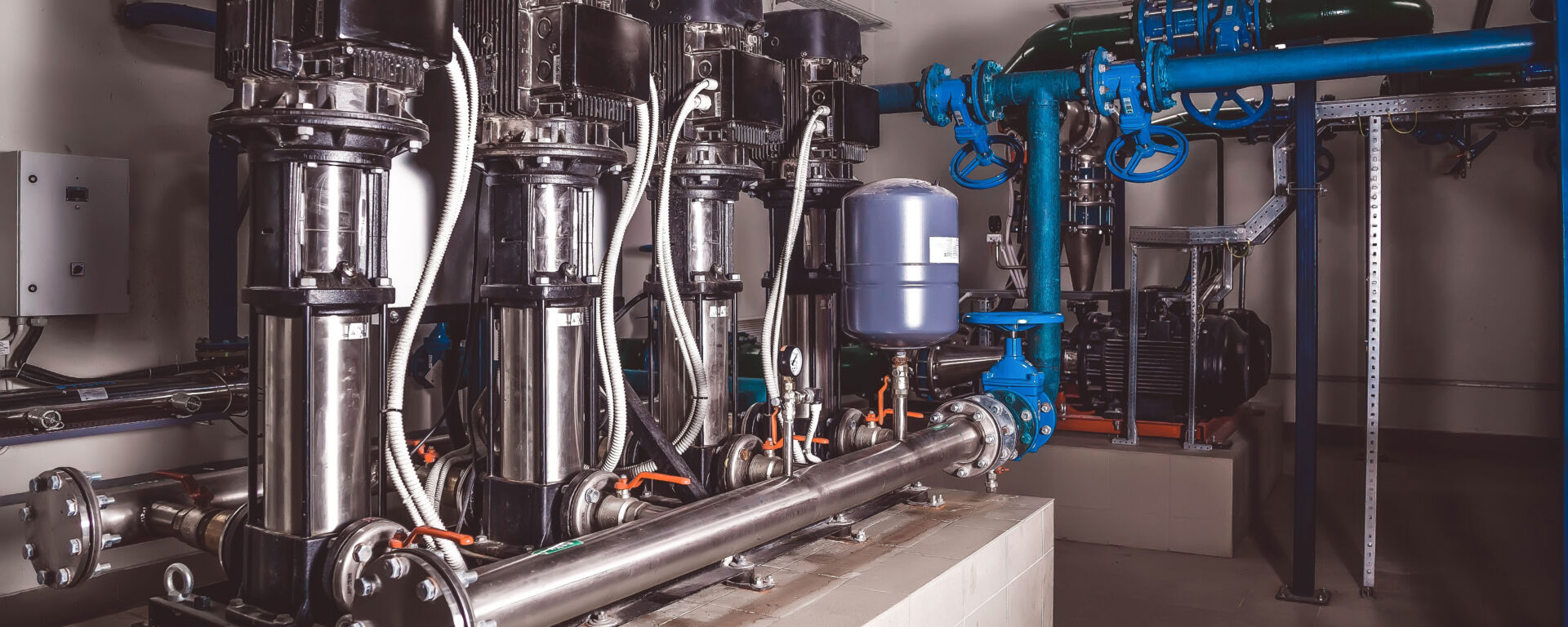 Coolant room with pipes and pump system to keep products cool
